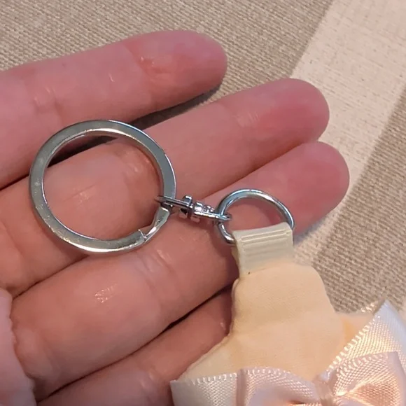 Disney Cinderella Keychain With Measuring Tape - Picture 4 of 9